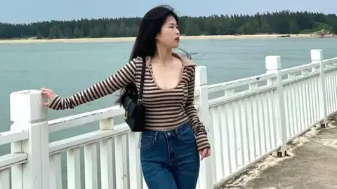 西藏一垃圾场出现20多头藏马熊觅食